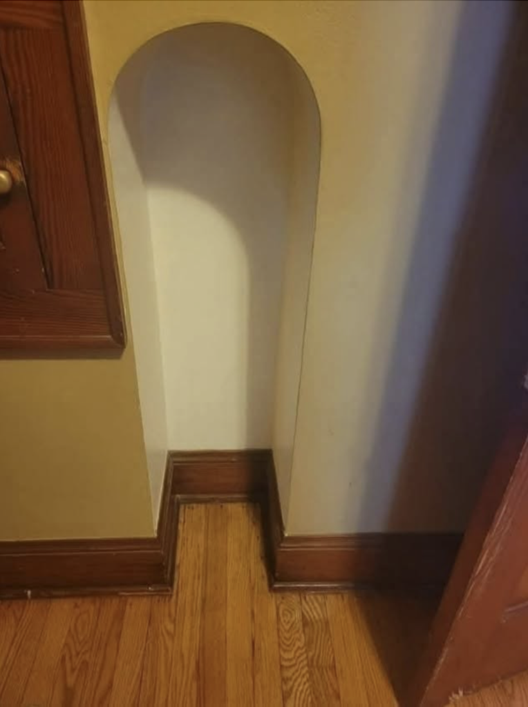 Ich habe dieses ältere Haus vor vier Jahren gekauft und habe eine seltsame Nische im Eingangsbereich. Ich weiß nicht, wofür sie gedach