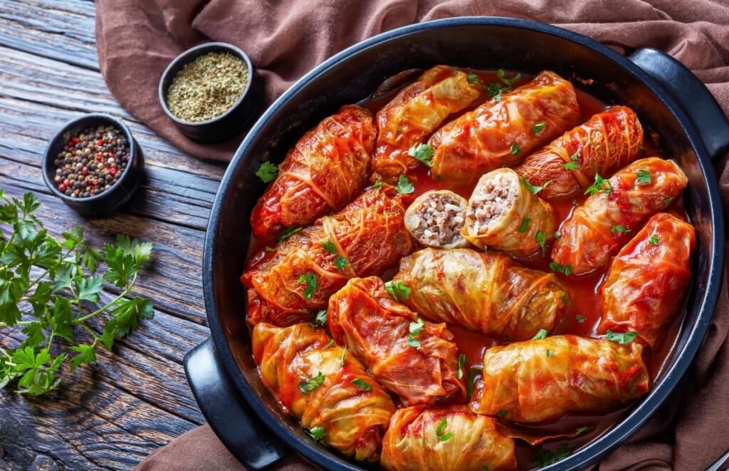 Omas Kohlrouladen in Tomatensauce – Herzhaft, saftig und wie früher